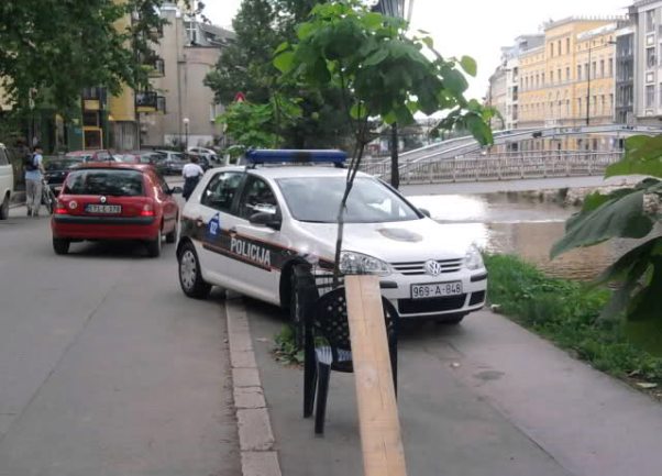 policija trotoar