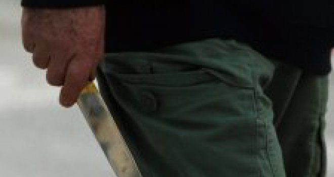 Uz prijetnju nožem ušao u vozilo i primorao djevojku da ga vozi prema Jajcu