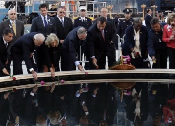 Odavanje pošte nastradalima na mjestu srušenih kula / Foto: AFP