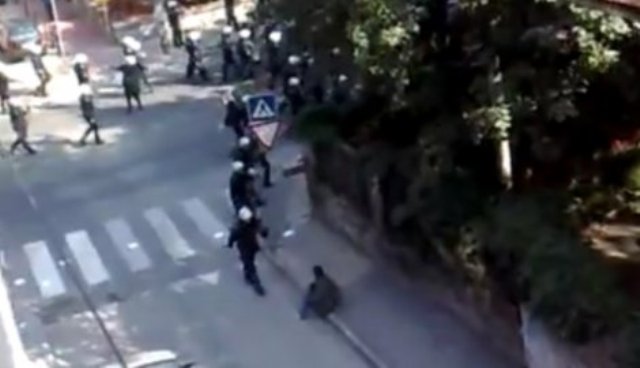 policajac objašnjava huliganu