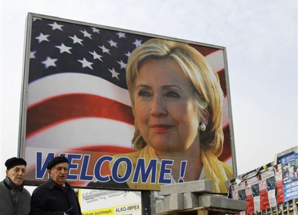 Poster za doček Hilari Klinton u Prištini / foto: Reuters