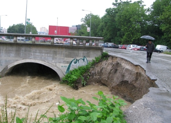 oštećen put u poplavama u naselju Dolac, Banjaluka