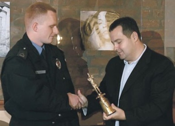 Ivica Dačić uručuje statuu Beogradski pobednik policajcu Saši Čordiću