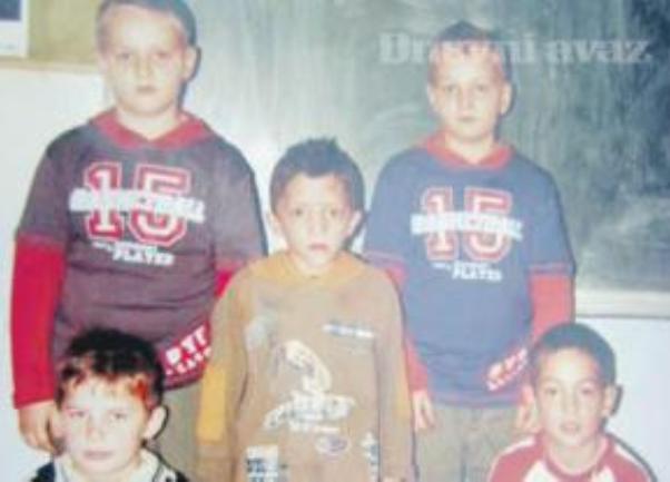 Esnaf Čaušević sa školskim drugovima