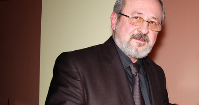 Bio je istinski pozorišni čovjek koji je na svojstven način, nekad i pretemperamentno, tu osobinu izražavao