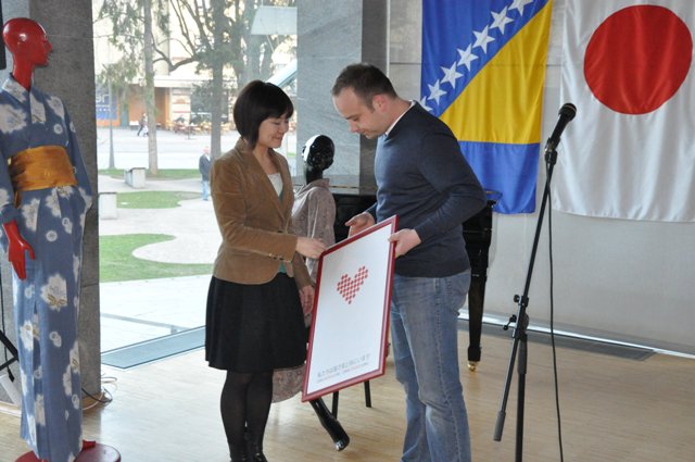 Ljubiša Savanović uručuje poster solidarnosti Japanu