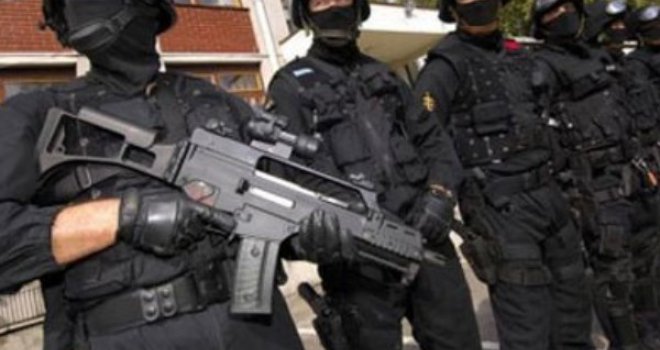 Brutalnost prilikom racije: Specijalci su napali mog muža, mene su potegli za kosu, a u policijskoj stanici su me šamarali...