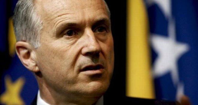 Iz SDU poručili: Visoki predstavnik u BiH je najplaćeniji neradnik u Evropi!