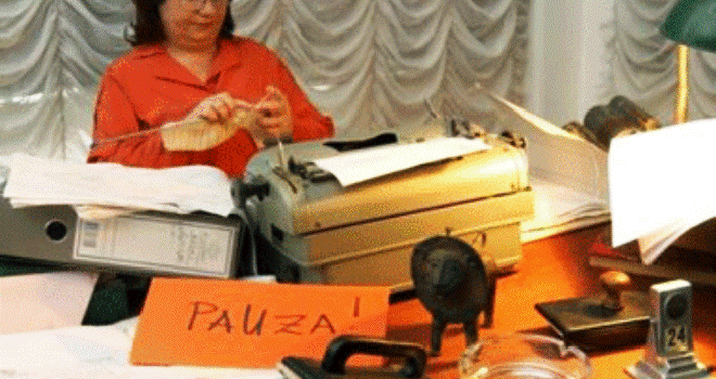 Kad službenica zapjeni: Ništa ja ne moram, hajd' zdravo! Vidiš da šalter ne radi... Bajram je!  