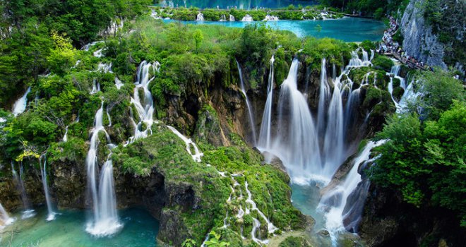 Nesretna turistkinja s vrha kanjona pala u Plitvičko jezero i poginula na licu mjesta