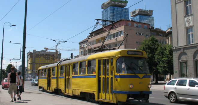 Ženska osoba uz prijetnju nožem opljačkala putnicu u tramvaju