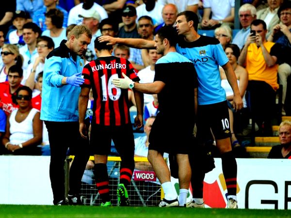 Ozlijeđeni Kun Aguero napušta teren u Blackburnu; foto: Getty Images