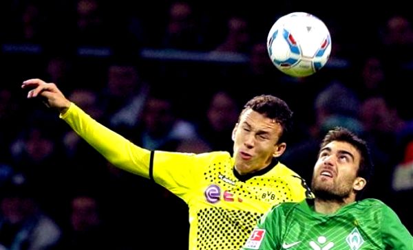 Ivan Perišić i Sokratis Papastathopoulos; foto: AP