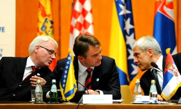 S lijeva nadesno: Ivo Josipović, Željko Komšić i Boris Tadić; foto: TANJUG