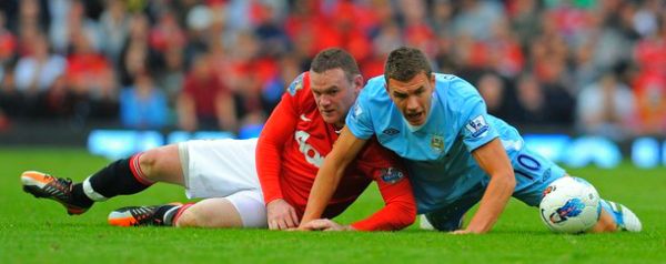 Edin Džeko u duelu s Wayneom Rooneyjem; foto: Getty Images