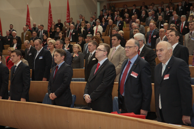 U Sarajevu je danas intoniranjem himne BiH i Internacionale otvoren drugi vanredni kongres SDP-a BiH/ Foto: DEPO PORTAL U Sarajevu je danas intoniranjem himne BiH i Internacionale otvoren drugi vanredni kongres SDP-a BiH/ Foto: DEPO PORTAL
