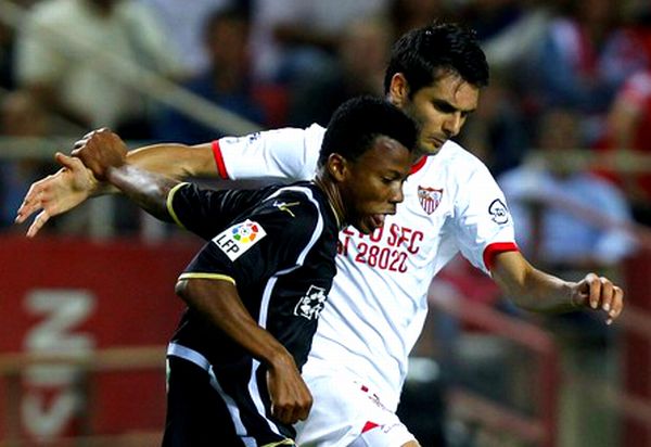 Emir Spahić i Ikechukwu Uche; foto: Reuters