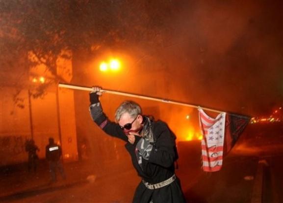 Sukob policije i demonstranata,  jedna osoba povrijeđena i 30 uhapšeno