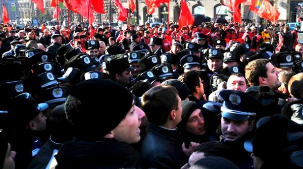 Kijev: Grupe nacionalista su pokušale da spriječe defile komunista i sukobili su se sa svojim protivnicima koji su nosili slike Lenjina i Staljina, kao i crvene zastave; foto: Getty Images