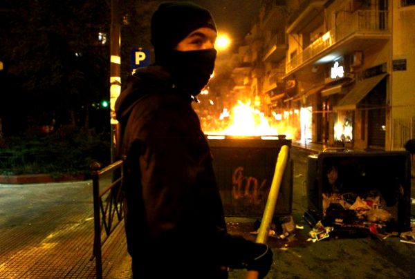 Oko 60 osoba uhapšeno je i privedeno na ispitivanje, da bi se utvrdilo da li su učestvovali u napadu na policajce u četvrtak u centru Atine; foto: Reuters