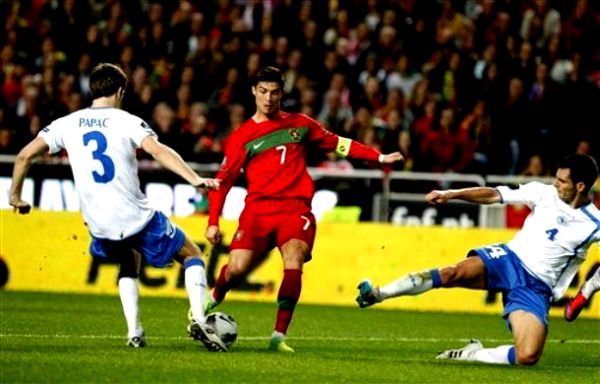 Cristiano Ronaldo između Saše Papca i Emira Spahića; foto: AP