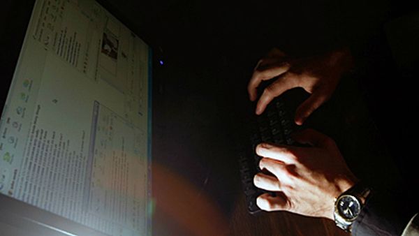 Istražitelji su utvrdili i da je prijavljeni, u periodu od nekoliko godina, koristeći visokosofisticirane računarske programe neovlašteno pristupao e-mailovima zasad neidentificiranih državljana SAD-a; ilustracija: News.sky.com