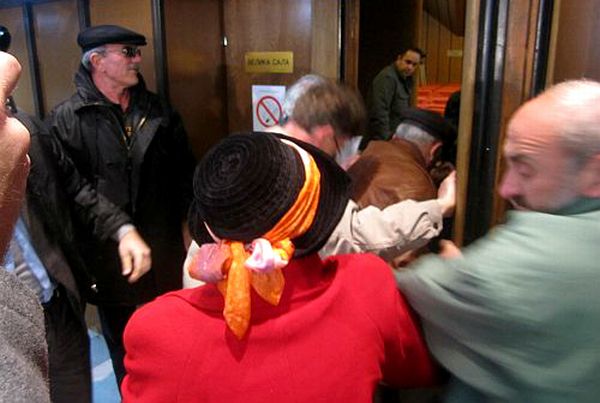 Član Inicijativnog odbora Nebojša Čirković rekao je novinarima da građani naselja Bocke traže da se hitno raspravlja o izgradnji vodovoda i kanalizacije; foto: 021.rs