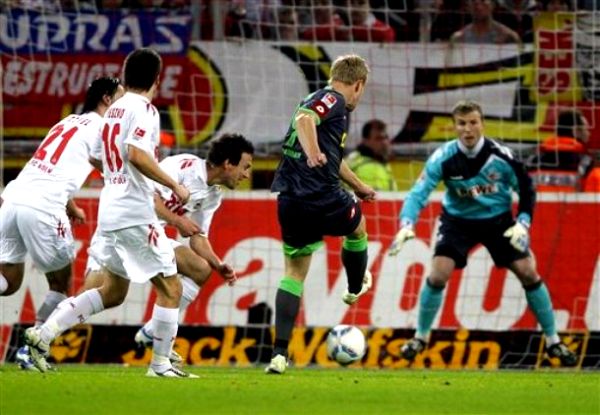 Mike Hanke dvaput je bio bolji od golmana Koelna Michaela Rensinga; foto: AP