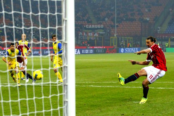 Gol Zlatana Ibrahimovića s bijele tačke; foto: Reuters