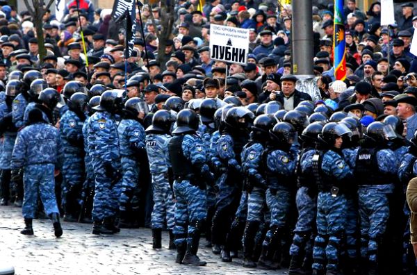 Kiev: Jedna osoba pretrpjela srčani udar dok je policija intervenisala pokušavajući da spriječi blokadu saobraćaja; foto: Reuters