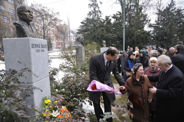Postavljanje bisti u Malom parku kod Predsjedništva BiH/ Foto: Dnevni avaz