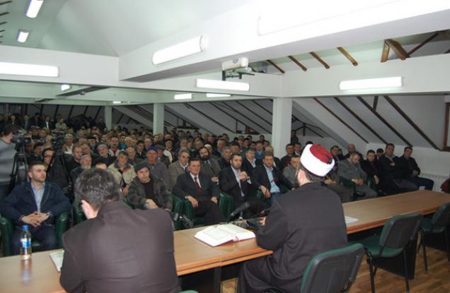 Članovi Zabranjenog pušenja na tribini muftije Muamera ef. Zukorlića u Sandžaku
