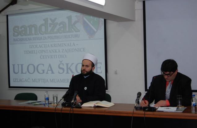 Članovi Zabranjenog pušenja na tribini muftije Muamera ef. Zukorlića u Sandžaku
