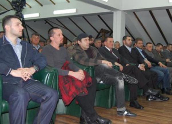  Članovi Zabranjenog pušenja na tribini muftije Muamera ef. Zukorlića u Sandžaku 