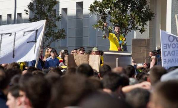 Više hiljada građana protestovalo protiv lošeg privredno-socijalnog stanja u Crnoj Gori