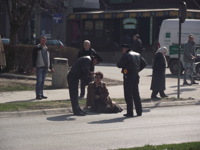 Vozilo udarilo pješakinju u Nedžarićima/ Foto: DEPO PORTAL
