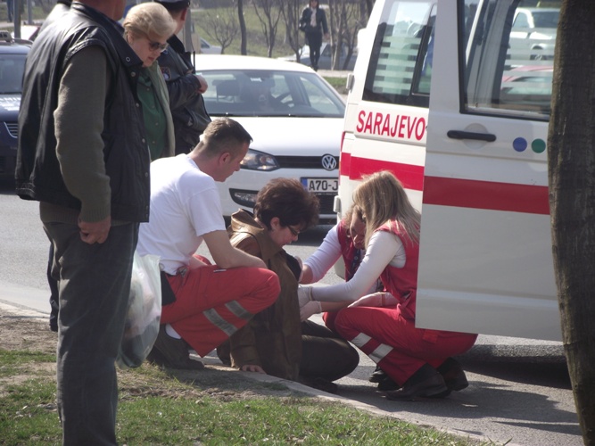 Vozilo udarilo pješakinju u Nedžarićima/ Foto: DEPO PORTAL