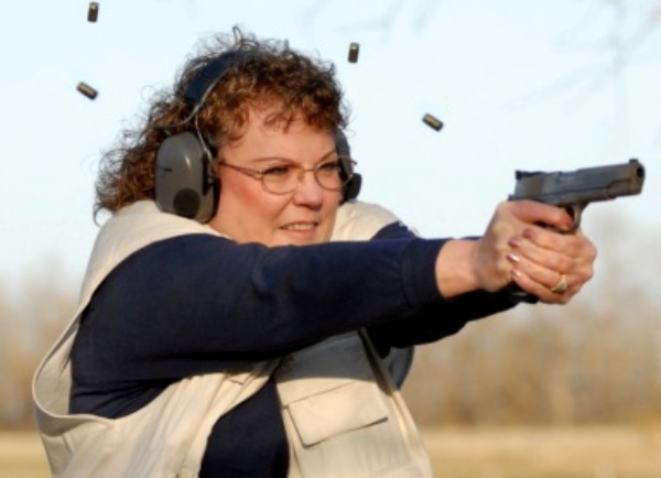 žena puca