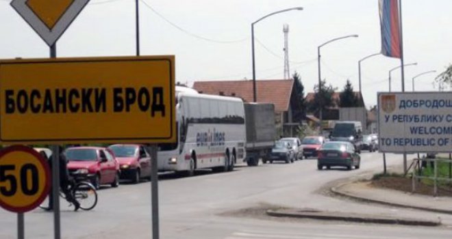 Stolicom razbili staklo i ušli u kafić da bi popili piće