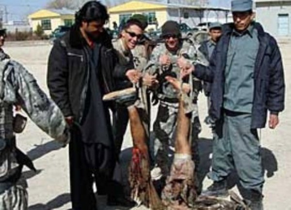 američki vojnici - fotografije s leševima - Afganistan