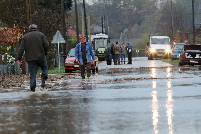 Voda šiklja 20 metara u zrak i ide prema selu
