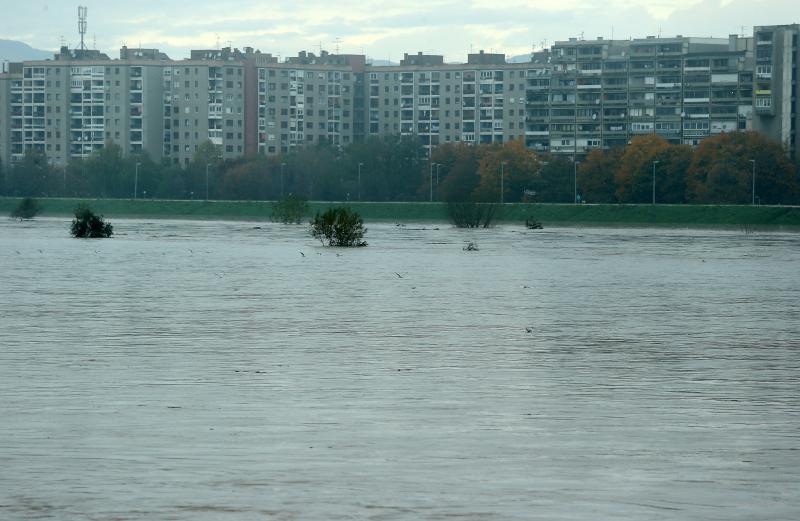 Voda šiklja 20 metara u zrak i ide prema selu