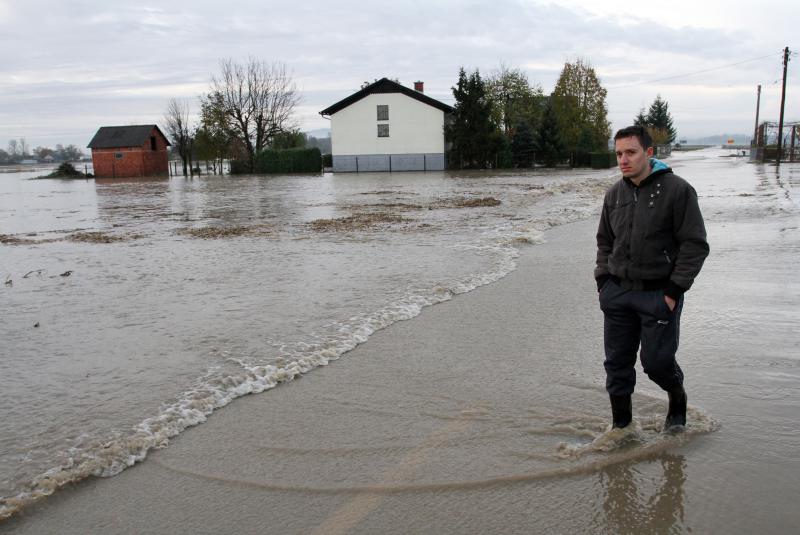 Voda šiklja 20 metara u zrak i ide prema selu