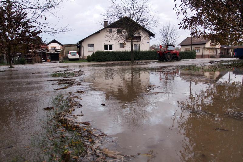 Voda šiklja 20 metara u zrak i ide prema selu