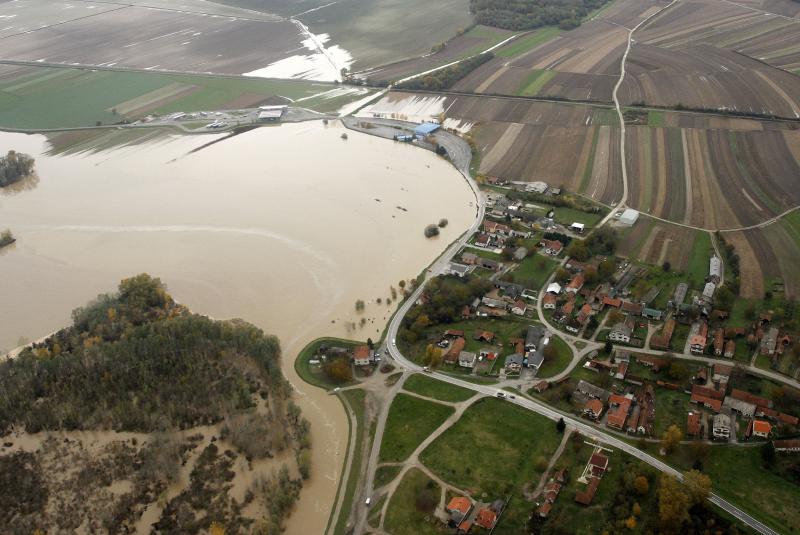 Voda šiklja 20 metara u zrak i ide prema selu