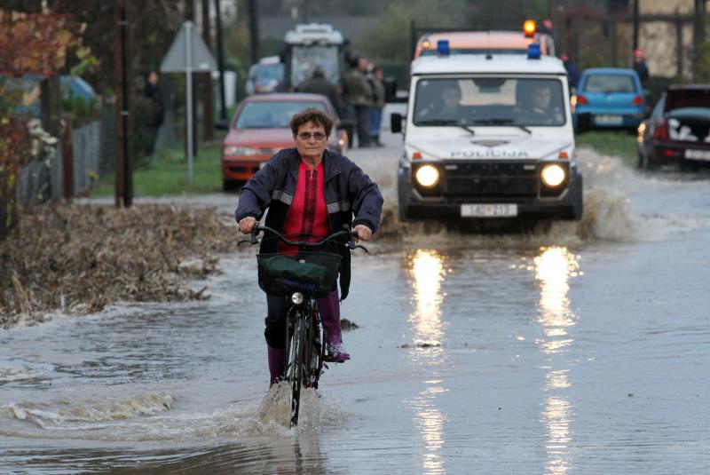 Voda šiklja 20 metara u zrak i ide prema selu