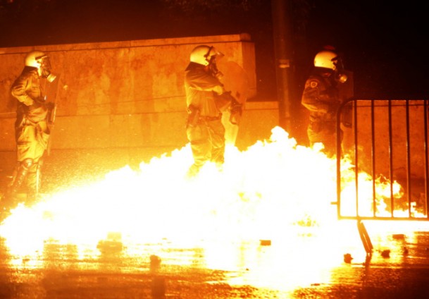 Policija suzavcem i vodenim topovima guši demonstracije  