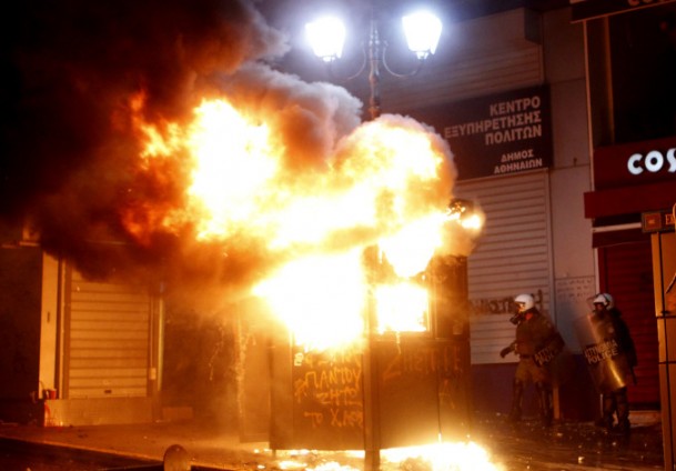 Policija suzavcem i vodenim topovima guši demonstracije  