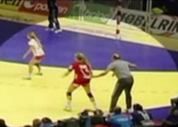TRENER POVLACI IGRACICU