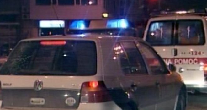Teška saobraćajna nesreća: Automobil udario motoristu, ljekari mu ukazuju pomoć!